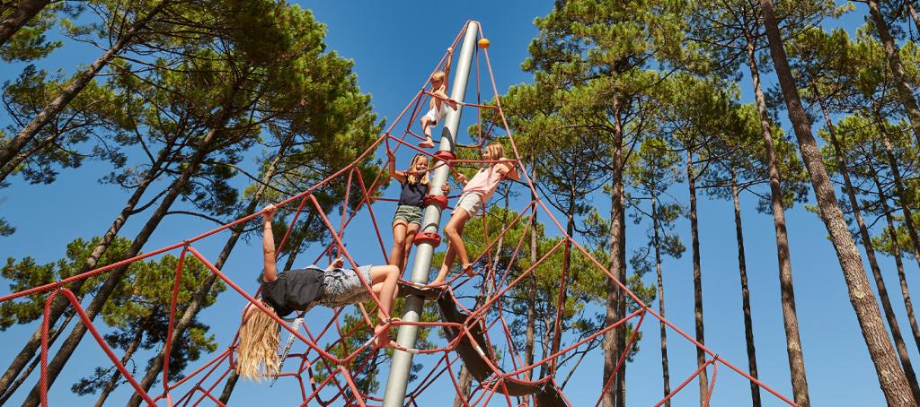 Pyramide de cordes au camping Les Oyats 