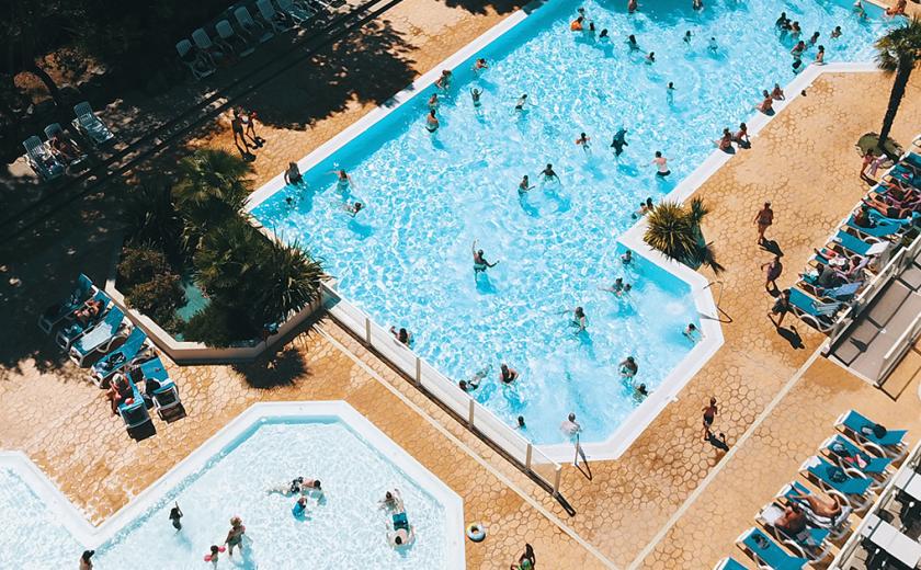 Vue du ciel des piscines extérieures au Bois Dormant